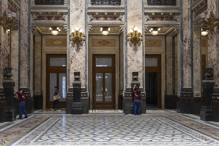 Trabajadores en el Palacio Legislativo. · Foto: Ernesto Ryan