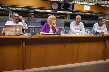 Gabriel Oddone, Carolina Cosse, Sebastián Valdomir y Daniel Caggiani, durante una reunión del equipo económico con la bancada frenteamplista, el 10 de marzo. · Foto: Alessandro Maradei