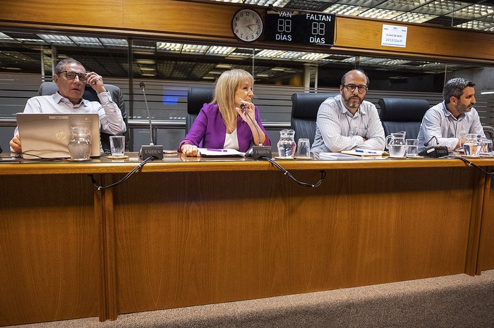 Gabriel Oddone, Carolina Cosse, Sebastián Valdomir y Daniel Caggiani, durante una reunión del equipo económico con la bancada frenteamplista, el 10 de marzo. · Foto: Alessandro Maradei