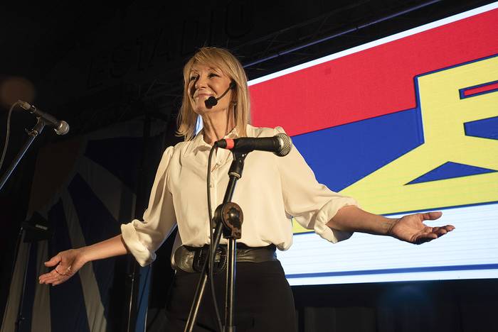 Carolina Cosse, durante el lanzamiento de su precandidatura presidencial en el Club Cordón. · Foto: Martín Varela Umpiérrez