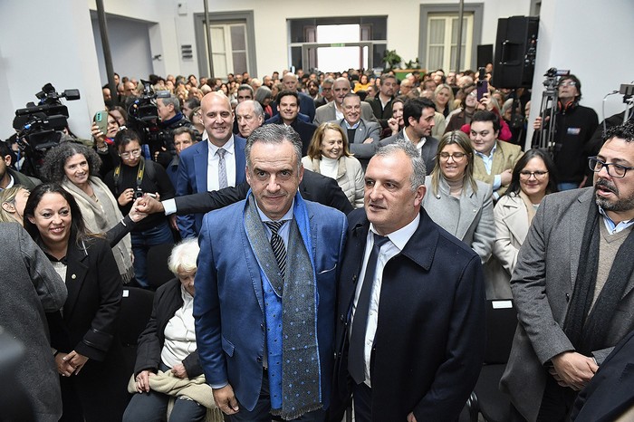 El presidente Yamandú Orsi, y Daniel Ximénez, durante el acto de asunción del intendente de Lavalleja. · Foto: Fernando Morán