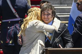 Karina y Javier Milei, el 10 de diciembre de 2023, en el Congreso en Buenos Aires. · Foto: Luis Robayo, AFP