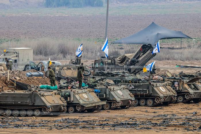 Soldados israelíes se preparan para el escenario de maniobras terrestres en un lugar no revelado, cerca de la frontera con Gaza (29.10.2023). · Foto:  Hannibal Hanschke, Efe