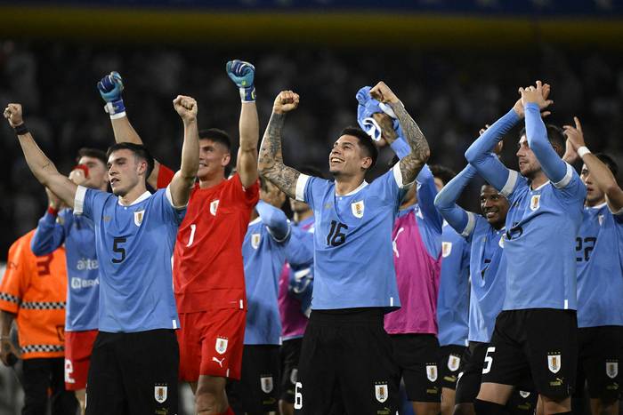 Los jugadores de Uruguay después de derrotar a Argentina en La Bombonera (16.11.2023). · Foto: Luis Robayo, AFP