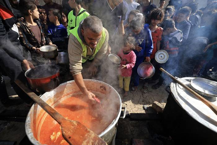 Palestinos desplazados esperan comida, en Khan Yunis, en el sur de la Franja de Gaza (23.11.2023). · Foto: Mahmud Hams,  AFP