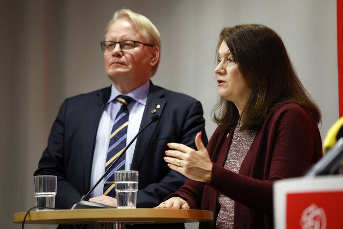 Ann Linde, ministra de Asuntos Exteriores de Suecia, y Peter Hultqvis ministro de Defensa, durante una conferencia de prensa tras una reunión en la sede del partido gobernante, ayer, en Estocolmo, Suecia. · Foto: Fredrik Persson, EFE