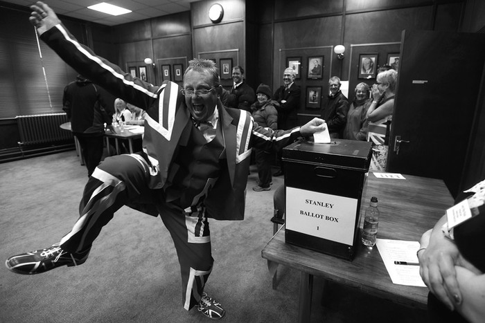 Pobladores de las islas Malvinas participan en el referéndum convocado para decidir si quieren continuar viviendo bajo soberanía británica, en un puesto electoral en Puerto Stanley. · Foto:  Javier Lizón, Efe