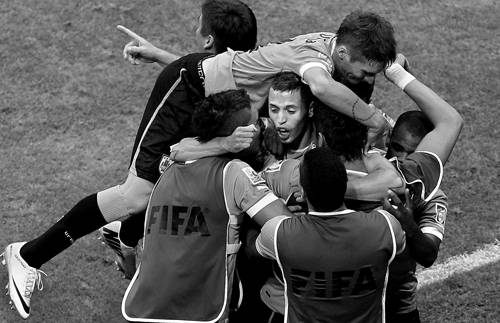 Nicolás López, con sus compañeros de Uruguay, tras convertir el penal en el partido ante Nigeria por los octavos de final del Mundial de Fútbol sub 20, en el estadio Ali Sami Yen Arena, en Estambul. / Foto: Sedat Suna, Efe