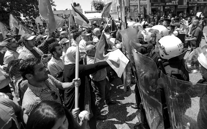 Manisfestantes y policías palestinos se enfrentan luego de que los primeros quisieran llegar hasta las oficinas del presidente de la Autoridad Nacional Palestina, en protesta por la reanudación del diálogo de paz con Israel.  · Foto: Atef Safadi, Efe