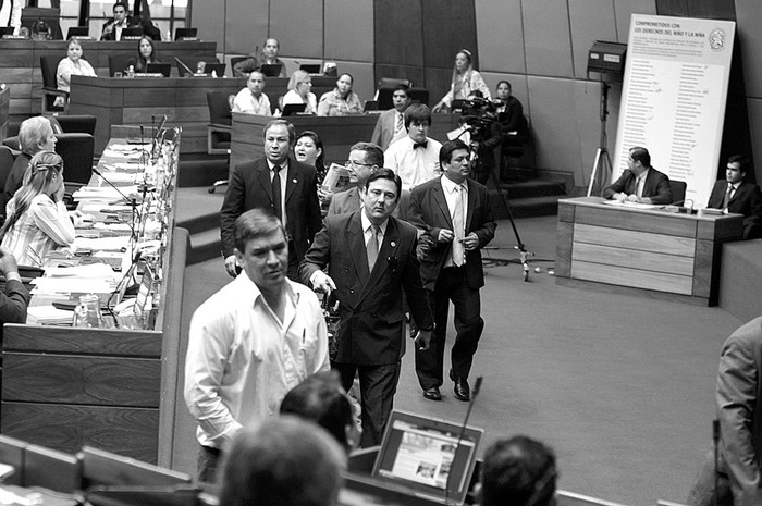 Un grupo de legisladores paraguayos durante la sesión de la Cámara de Diputados que aprobó el protocolo de adhesión de Venezuela al Mercosur.  · Foto: Andrés Cristaldo, Efe