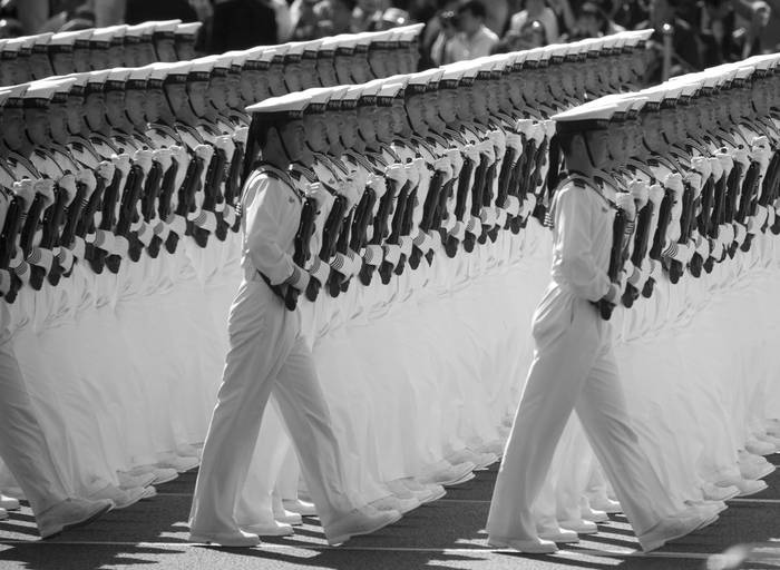 Soldados chinos participan en un desfile para conmemorar el 60º aniversario de la República Popular China, ayer, cerca de la plaza de Tiananmen, en Pekín (China) · Foto: Adrian Bradshaw