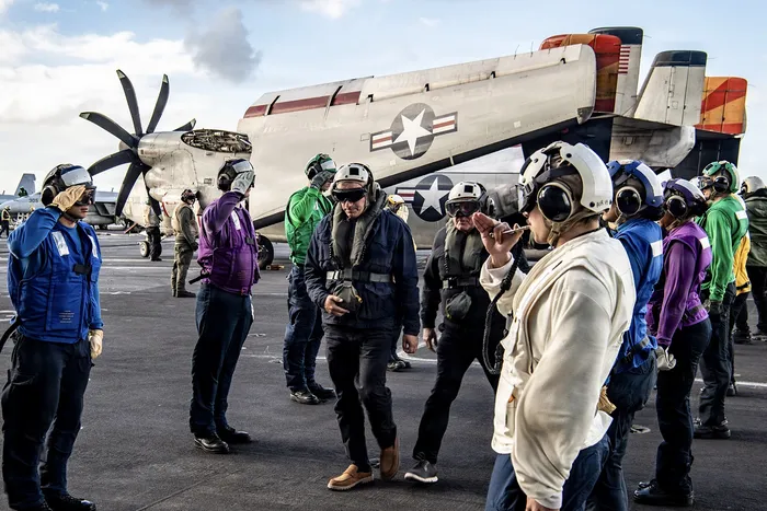 El presidente Yamandú Orsi, y el embajador de Estados Unidos, Lou Rinaldi, en el portaaviones USS Nimitz. · Foto: Embajada de Estados Unidos en Uruguay