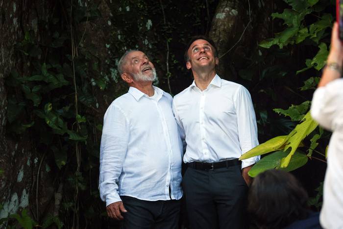 Luiz Inacio Lula da Silva y Emmanuel Macron visitan, este miércoles, una comunidad en Ilha do Combu, un área de la selva amazónica en Belem, Brasil. · Foto: Filipe Bispo, Anadolu, AFP