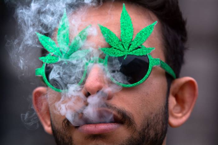 Fumador de cannabis, el 1º de abril, en Colonia, Alemania. · Foto: Ying Tang, Nurphoto, AFP