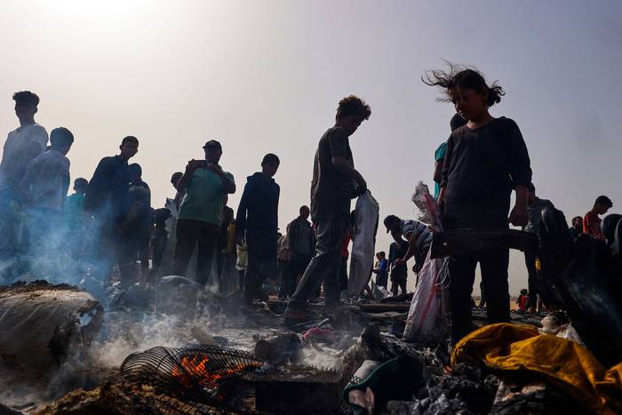 Palestinos en el lugar de un ataque israelí en un campamento que alberga a desplazados internos, el 27 de mayo, en Rafah. · Foto: Eyad Baba / AFP