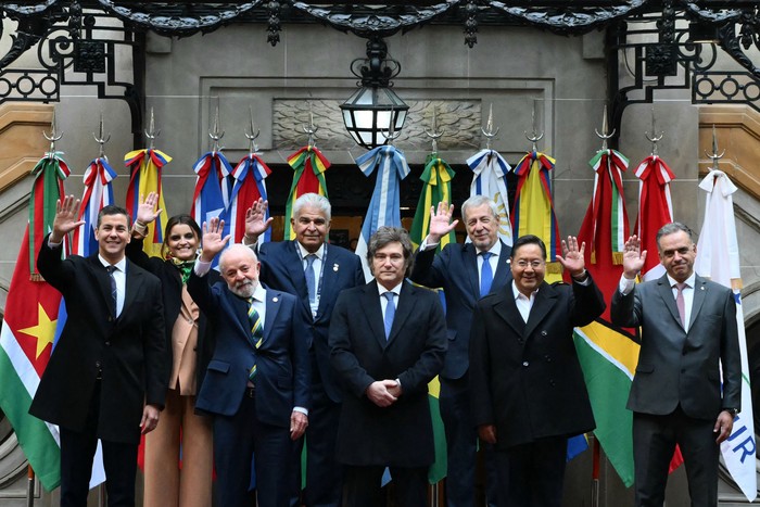 Foto de familia de la 66ª Cumbre de Líderes del Mercosur y Estados Asociados, el 3 de junio, en el Palacio San Martín, en Buenos Aires. · Foto: Luis Robayo, AFP Foto de familia de la 66ª Cumbre de Líderes del Mercosur y Estados Asociados, el 3 de junio, en el Palacio San Martín, en Buenos Aires. · Foto: Luis Robayo, AFP