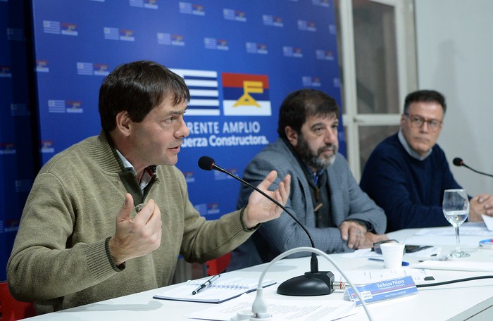 Daniel Larrosa, Fernando Pereira y Pablo Siris, durante una conferencia de prensa este lunes, en La Huella de Seregni. · Foto: Juan Manuel Ramos