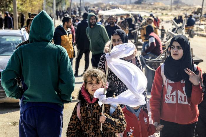 Palestinos desplazados huyen de Jan Yunis, en el sur de la Franja de Gaza (30.01.2024). · Foto: Mahmud Hams,  AFP
