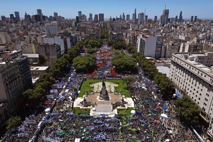 Manifestación frente al Congreso argentino durante una huelga nacional contra el gobierno de Javier Milei, en Buenos Aires (24.01.2024). · Foto: Tomás Cuesta, AFP