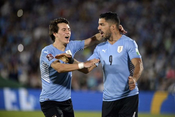 Facundo Pelistri y Luis Suárez, anoche, en el estadio Centenario. · Foto: Alessandro Maradei