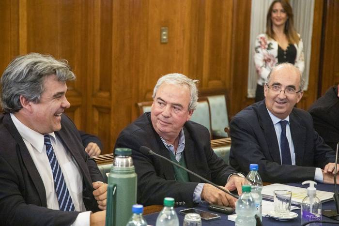 Carlos Camy, Luis Alberto Heber y Guillermo Maciel, este lunes, en el Palacio Legislativo. · Foto: Ernesto Ryan