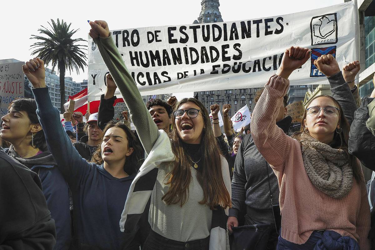Miles de estudiantes y docentes marcharon por más presupuesto para la ...