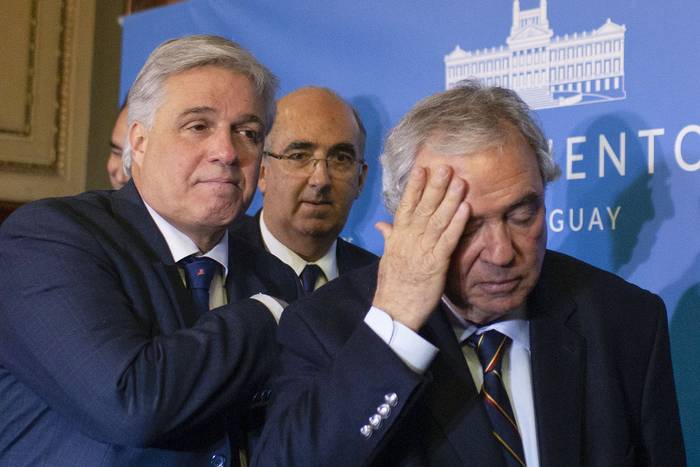 Francisco Bustillo, Guillermo Maciel y Luis Alberto Heber, luego de la conferencia de prensa, en el Parlamento (22.08.2022). · Foto: Ernesto Ryan