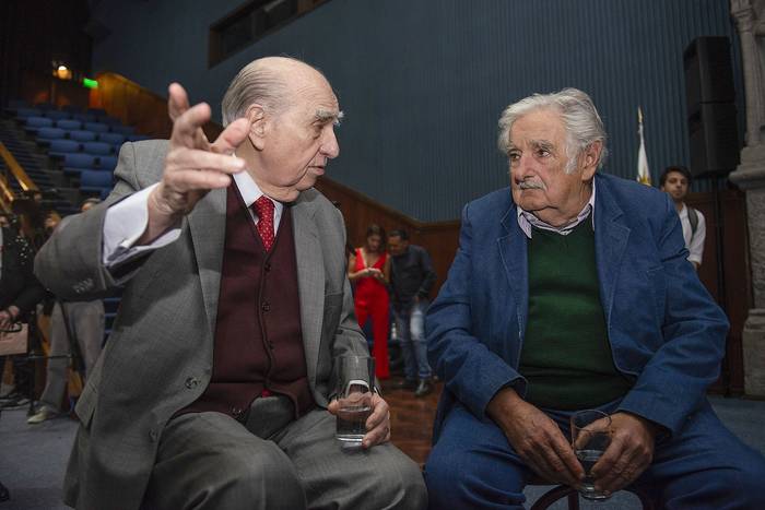 Julio María Sanguinetti y José Mujica, en la Feria del Libro, en la Intendencia de Montevideo (08.11.2022). · Foto: Alessandro Maradei