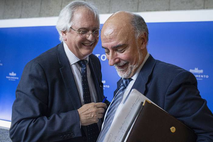 Rodolfo Saldain y Pablo Mieres al final de conferencia de prensa en el Parlamento (09.11.2022). · Foto: .
