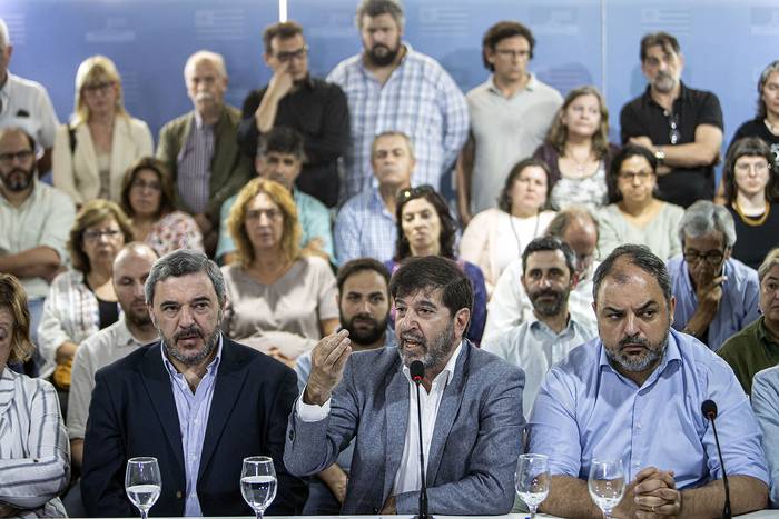 Mario Begara, Fernando Pereira y Charles Carrera en conferencia de prensa, este martes, en La Huella de Seregni. · Foto: Ernesto Ryan