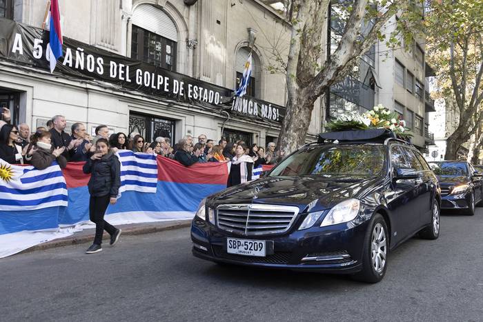 Paso del cortejo fúnebre de Mariano Arana frente a la sede del Frente Amplio. · Foto: .