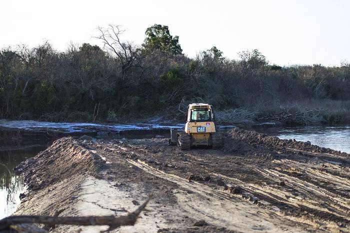 Reconstrucción de represa sobre el río San José, cerca de Libertad (18.07.2023). · Foto: Alessandro Maradei