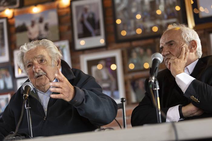 José Mujica y Ernesto Samper, expresidente de Colombia, en conferencia de prensa (24.10.2023). · Foto: Camilo dos Santos
