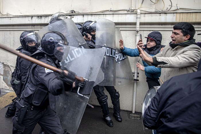 Represión policial a trabajadores de la pesca, el 5 de junio, frente al Ministerio de Trabajo y Seguridad Social. · Foto: Ernesto Ryan