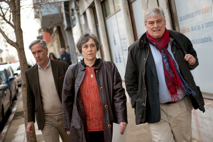 Ricardo Perciballe, Alicia Lusiardo y Wilder Tayler asisten, el 14 de agosto, a la Fiscalía General de la Nación. · Foto: Gianni Schiaffarino