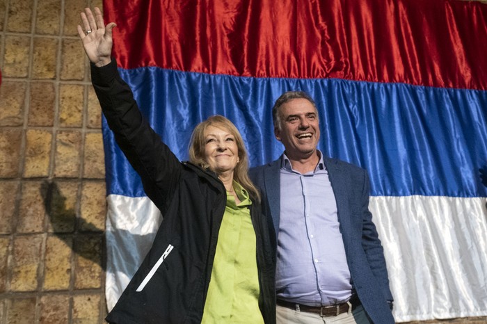 Carolina Cosse y Yamandú Orsi, el 18 de agosto, en el comité del Frente Amplio Juan Lanusse, en Lascano, Rocha. · Foto: Alessandro Maradei