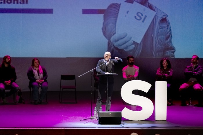 Marcelo Abdala durante el lanzamiento de campaña del plebiscito por la reforma jubilatoria, el 4 de setiembre, en el teatro El Galpón. · Foto: Rodrigo Viera Amaral