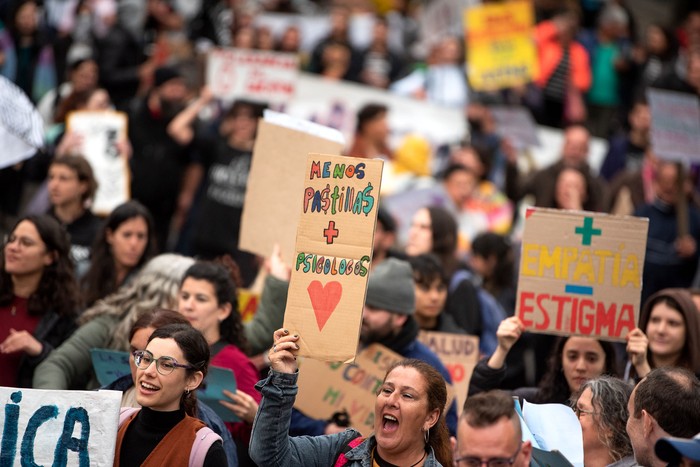 Marcha por salud mental, desmanicomialización y vida digna, el 10 de octubre, en la plaza Seregni. · Foto: Gianni Schiaffarino