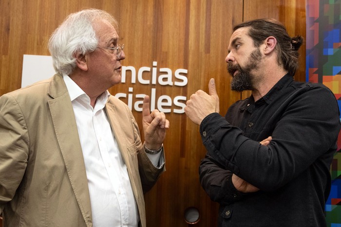 Rodolfo Saldain y Sergio Sommaruga, el 14 de octubre, antes del debate por el plebiscito de la seguridad social en la Facultad de Ciencias Sociales. · Foto: Mara Quintero