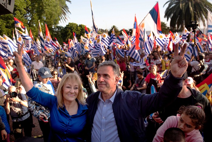 Carolina Cosse y Yamandú Orsi durante el Banderazo por Uruguay, el 3 de noviembre, en la Rambla Sur de Montevideo. · Foto: Gianni Schiaffarino