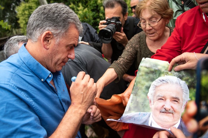 Yamandú Orsi visita, el 25 de noviembre, la chacra de José Mujica. · Foto: Gianni Schiaffarino