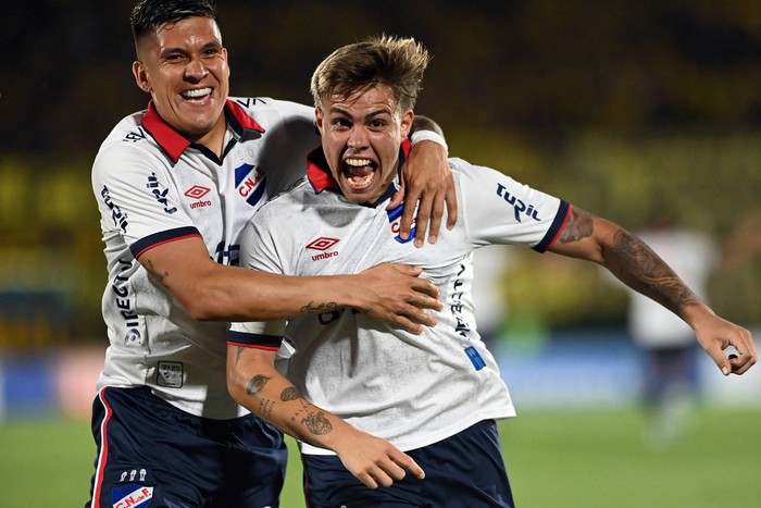 Julián Millán y Jeremía Recoba, de Nacional, tras el segundo gol a Peñarol, este domingo, en el estadio Centenario. · Foto: Alessandro Maradei