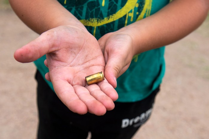 Casquillo hallado luego del homicidio de un adolescente de 13 años, el 4 de febrero, en Piedras Blancas. · Foto: Gianni Schiaffarino