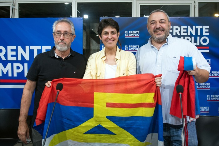 Salvador Schelotto, Verónica Piñeiro y Mario Bergara, el 10 de febrero, en La Huella de Seregni. · Foto: Gianni Schiaffarino