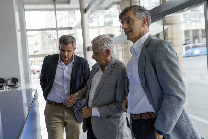 Patricio Cortabarría, Diego O’Neill y Leonardo Loureiro, tras la reunión con Luis Lacalle Pou, el 18 de febrero, en la Torre Ejecutiva. · Foto: Rodrigo Viera Amaral