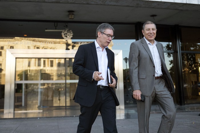 Martín Vallcorba y Gabriel Oddone, el 10 de marzo, luego de la reunión en la sala Paulina Luisi del Anexo del Palacio Legislativo. · Foto: Alessandro Maradei