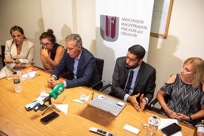 Marcela Dávila, Claudia González, Ricardo Perciballe, Willian Rosa y Adriana Edelman, durante la conferencia de prensa en la Asociación de Magistrados Fiscales del Uruguay. · Foto: Gianni Schiaffarino