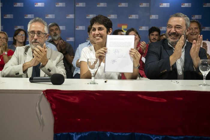 Salvador Schelotto, Verónica Piñeiro y Mario Bergara, el 20 de marzo, en el  Plenario Departamental de Montevideo del Frente Amplio. · Foto: Alessandro Maradei