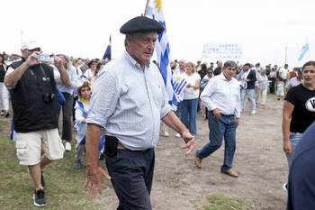 Guillermo Besozzi durante una manifestación en apoyo, el 23 de marzo, en su casa, en Soriano. · Foto: Alessandro Maradei