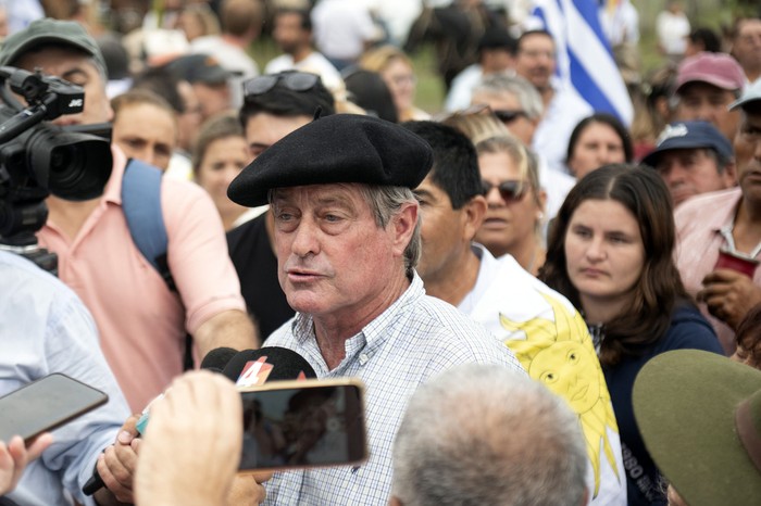 Guillermo Besozzi durante una manifestación en su apoyo, el 23 de marzo, en su casa en Soriano. · Foto: Alessandro Maradei